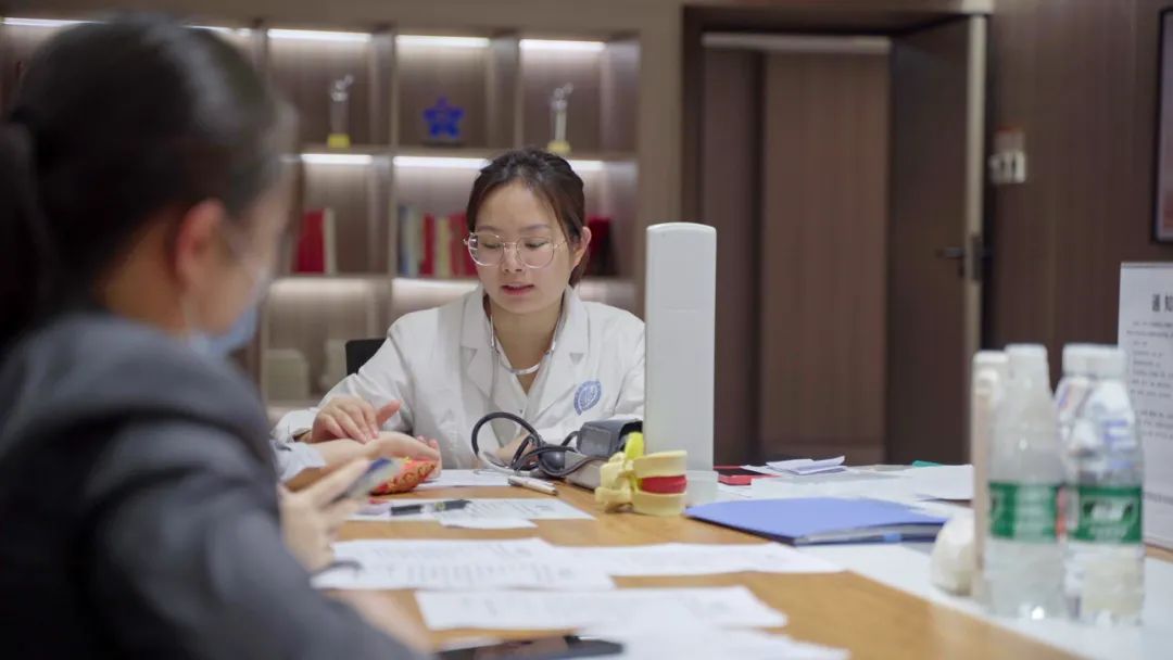 健康義診進(jìn)中庭，跟emo說拜拜