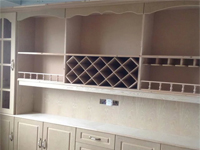 衣柜要定制的比較好還是現(xiàn)場(chǎng)做比較好？