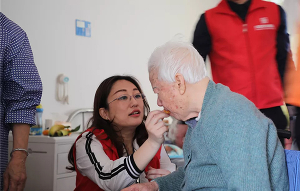 【先鋒引領(lǐng)，凝心聚力】三月學(xué)雷鋒，情暖敬老院